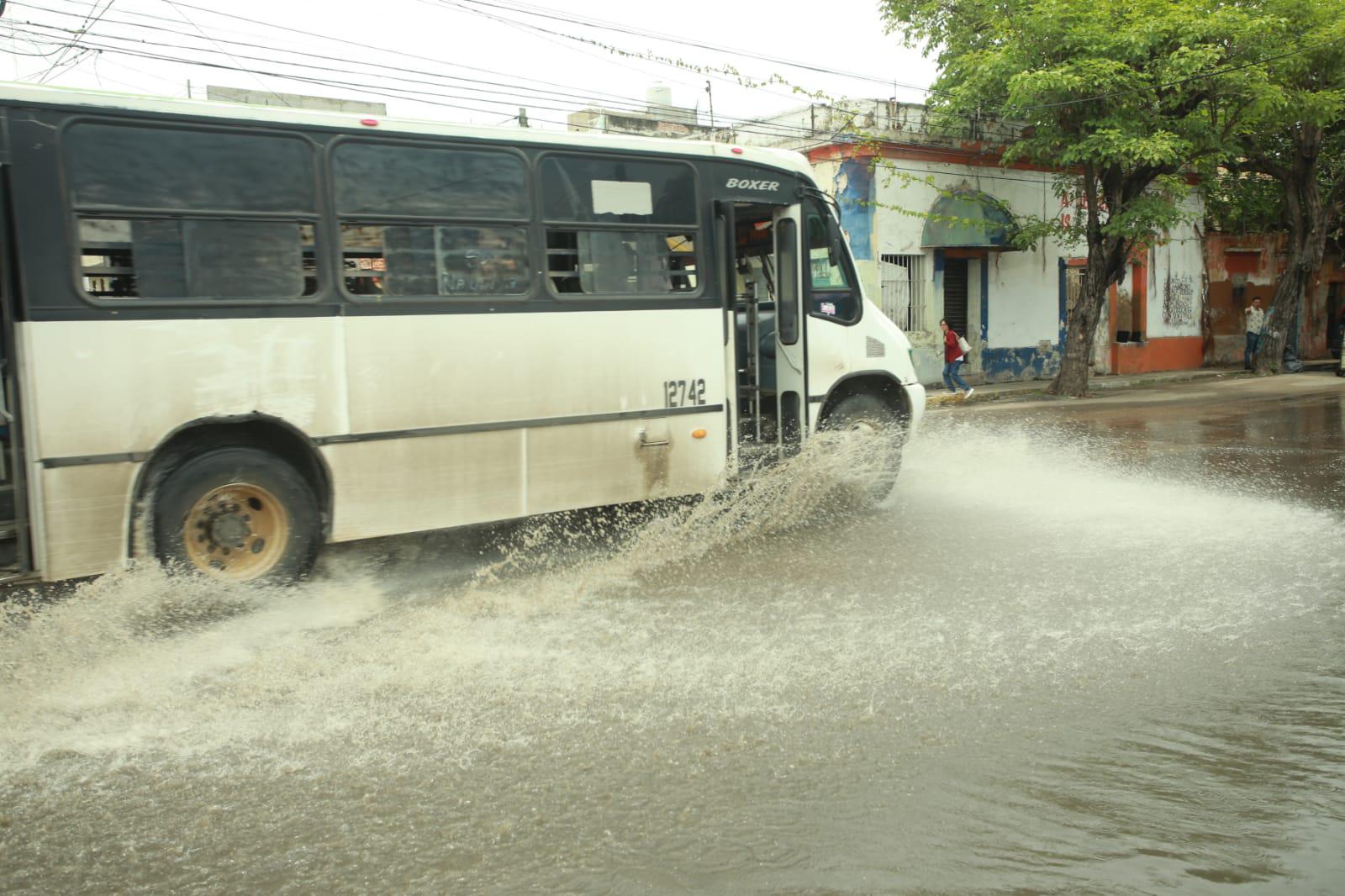 $!Registra Mazatlán una mañana lluviosa este martes