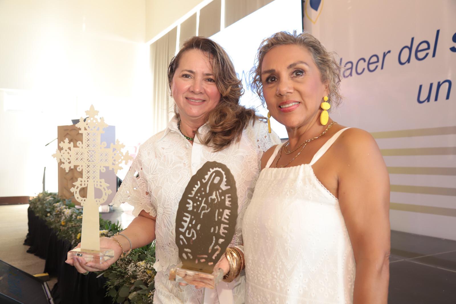 $!Geovanna Chávez y Alejandra Velatti, de Culiacán, recibieron los reconocimietos por los 25 años de fundación de su sede.