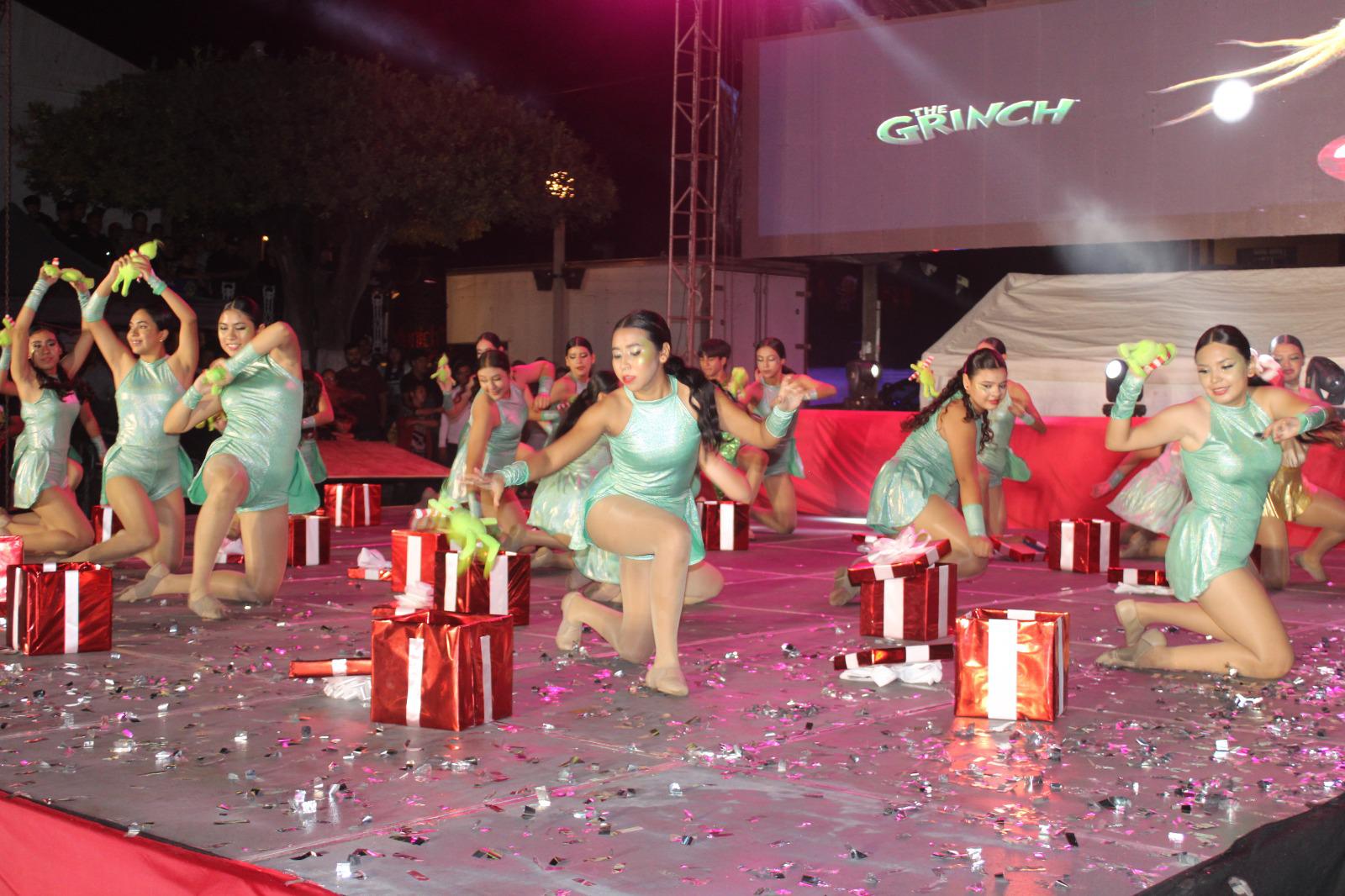 $!Lluvias no frenan desfile de luces y gala navideña en Rosario