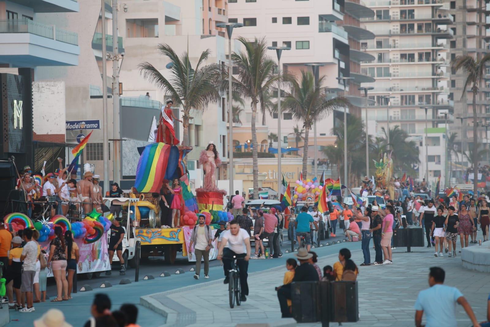 $!Se llena de color el malecón de Mazatlán con marcha de la comunidad LGTB+