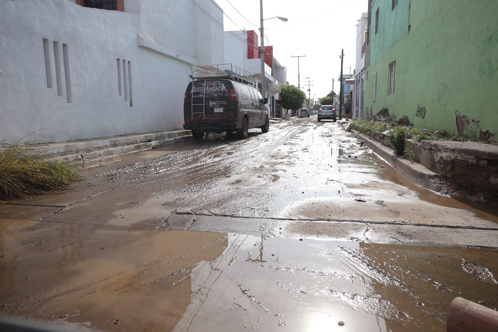 $!A vecinos de la Colonia Jacarandas, en Mazatlán, el agua se coló a cocheras y escaleras