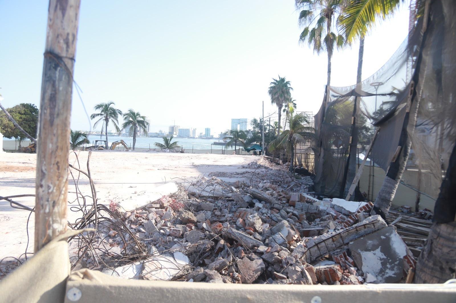 $!Escombros y varillas, lo que quedó de la Casa del Marino en Mazatlán
