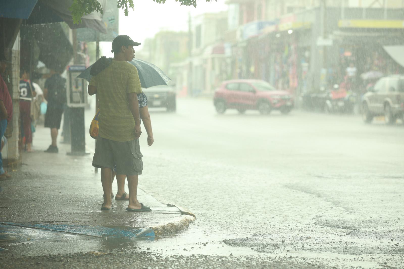 $!Lluvias toman por sorpresa a decenas en el mercado de la Juárez