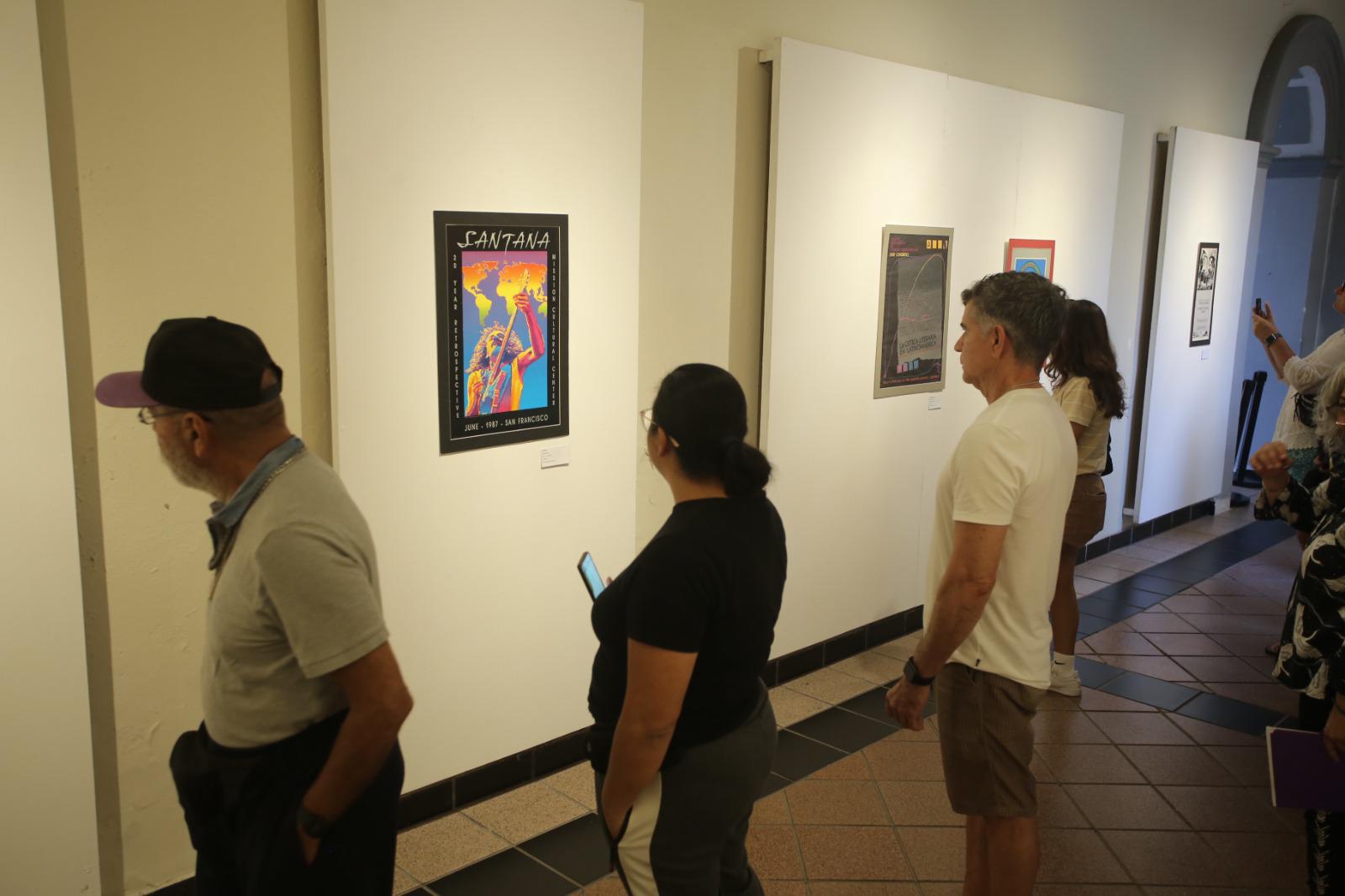 $!La exposición reúne carteles creados en el taller Mission Gráfica, en San Francisco, un espacio clave del arte comunitario chicano donde artistas produjeron obra gráfica para movimientos sociales y culturales.
