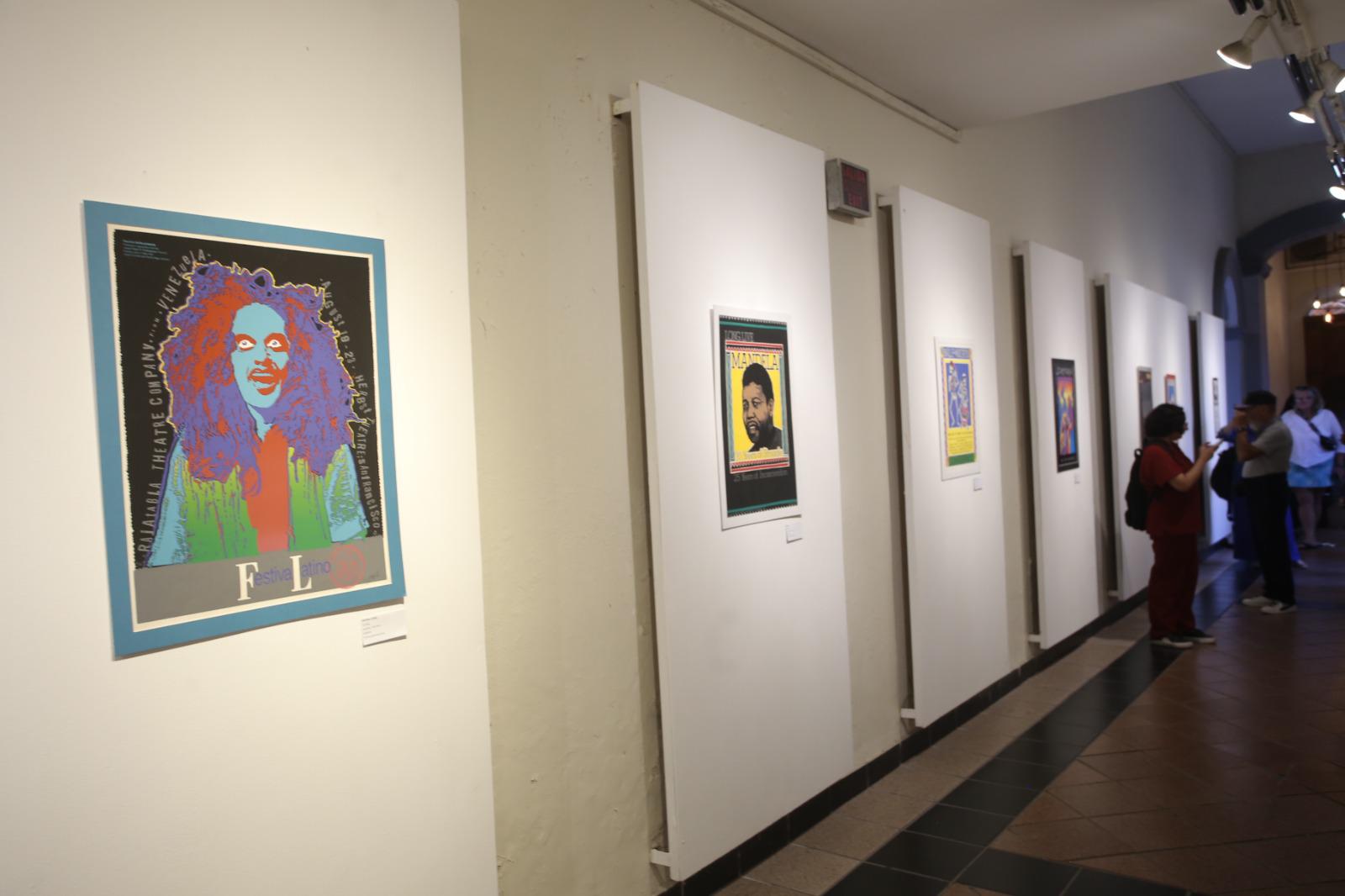 $!Los carteles expuestos reflejan el uso del arte gráfico como herramienta de comunicación comunitaria y resistencia cultural dentro del movimiento chicano.