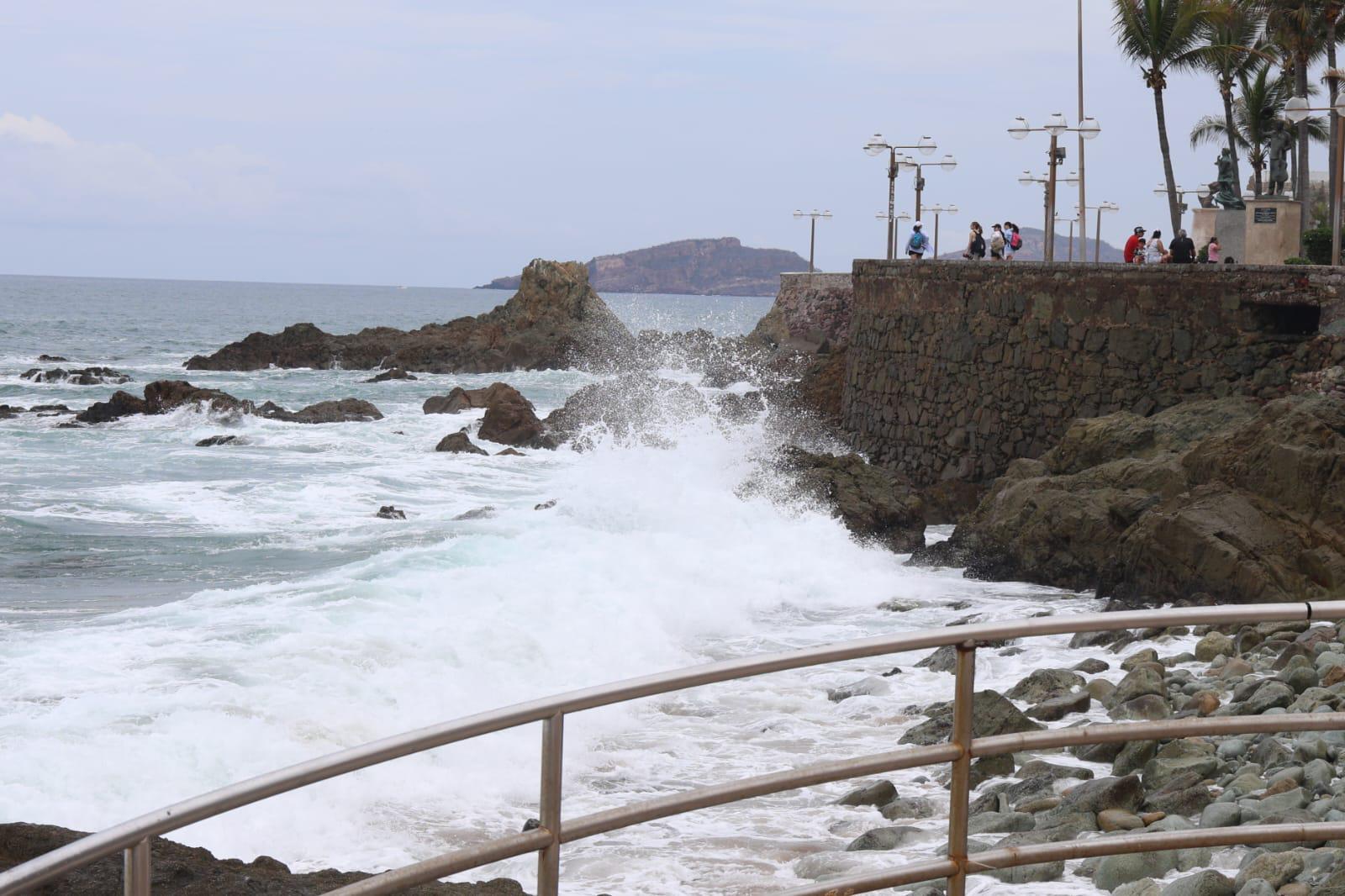 $!Escuadrón Acuático mantiene supervisión en las playas de Mazatlán ante mar de fondo