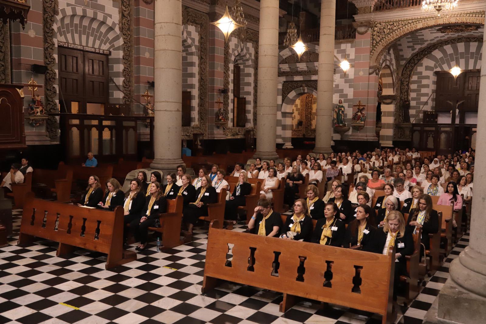 $!El máximo recinto religioso porteño lució lleno.