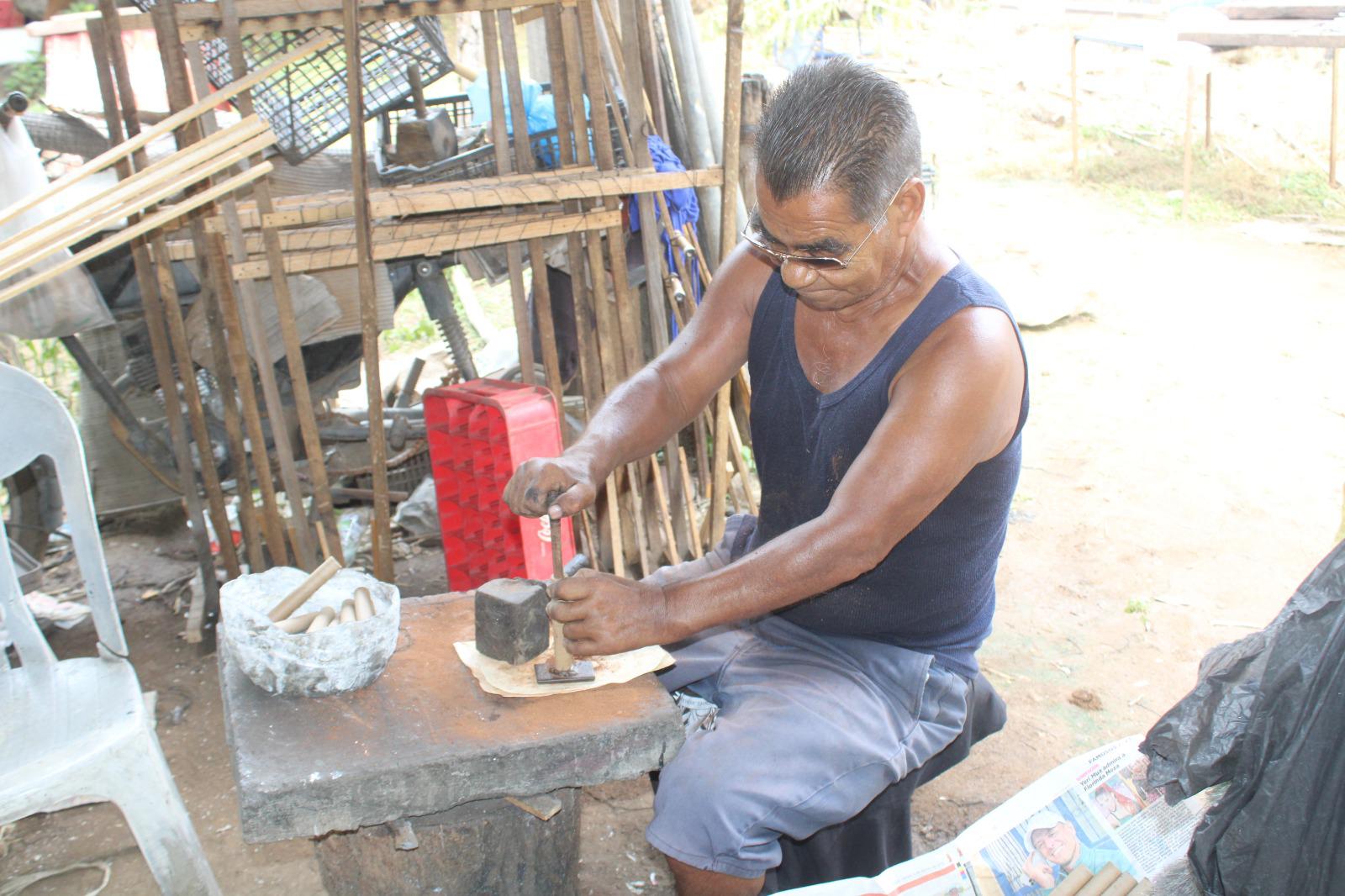 $!Heredan Ramón Santiago y Julio César el oficio artesanal de la pirotecnia en Rosario