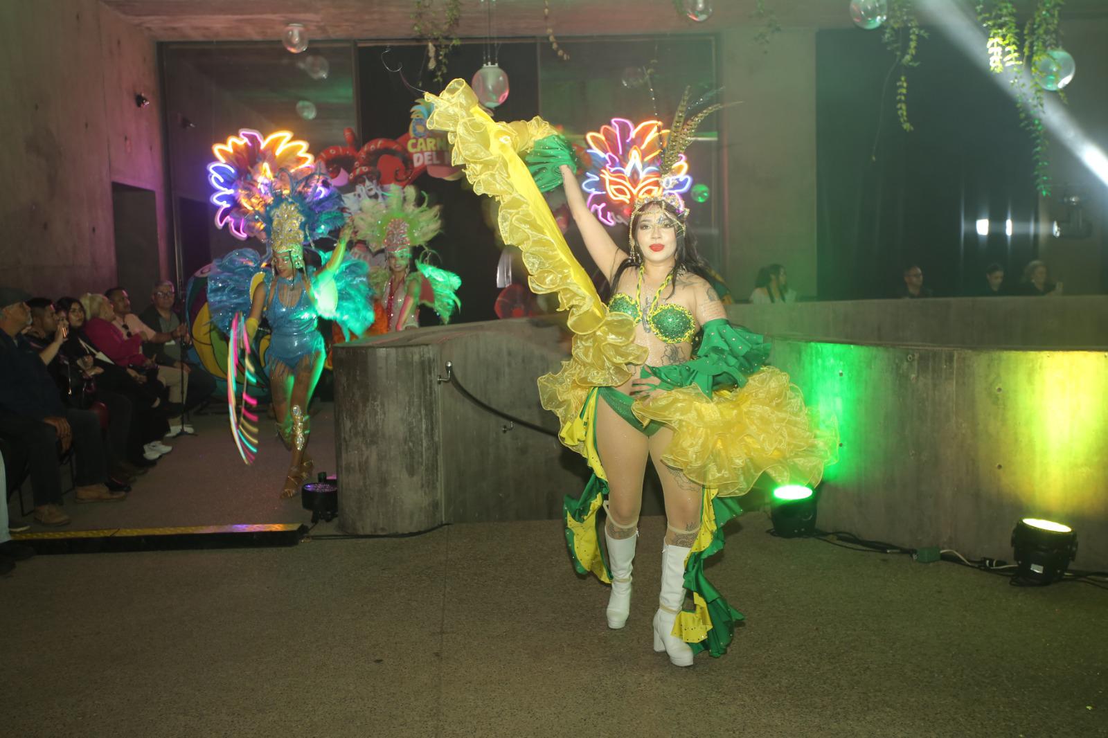 $!Plumas, brillo y samba dieron vida a la representación del carnaval de Brasil.
