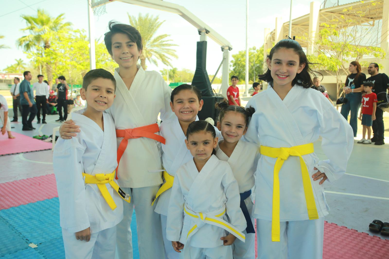 $!Adrián López Cárdenas, Alejandro Cazares, Cid Cole Niebla, Pia Cole Niebla, Adela Casanova y Eva Cole Niebla.