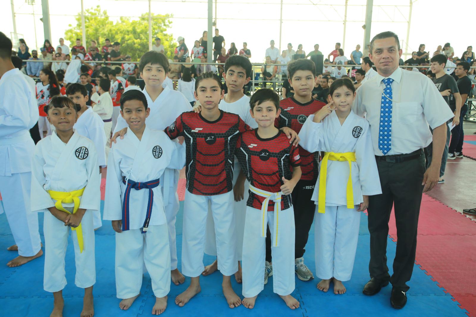 $!El sensei Luis Zamudio con sus alumnos del dojo Bushido Kai Parque 87, de Culiacán.