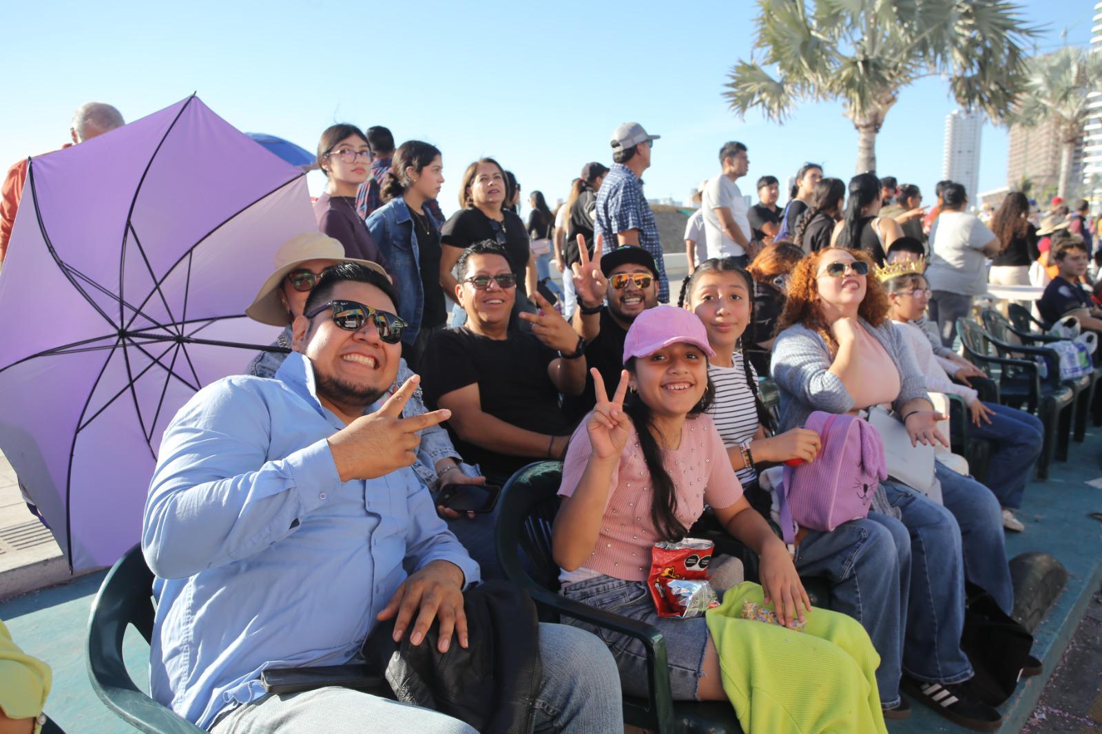 $!Disfrutan miles de personas del segundo desfile del Carnaval Internacional de Mazatlán 2026