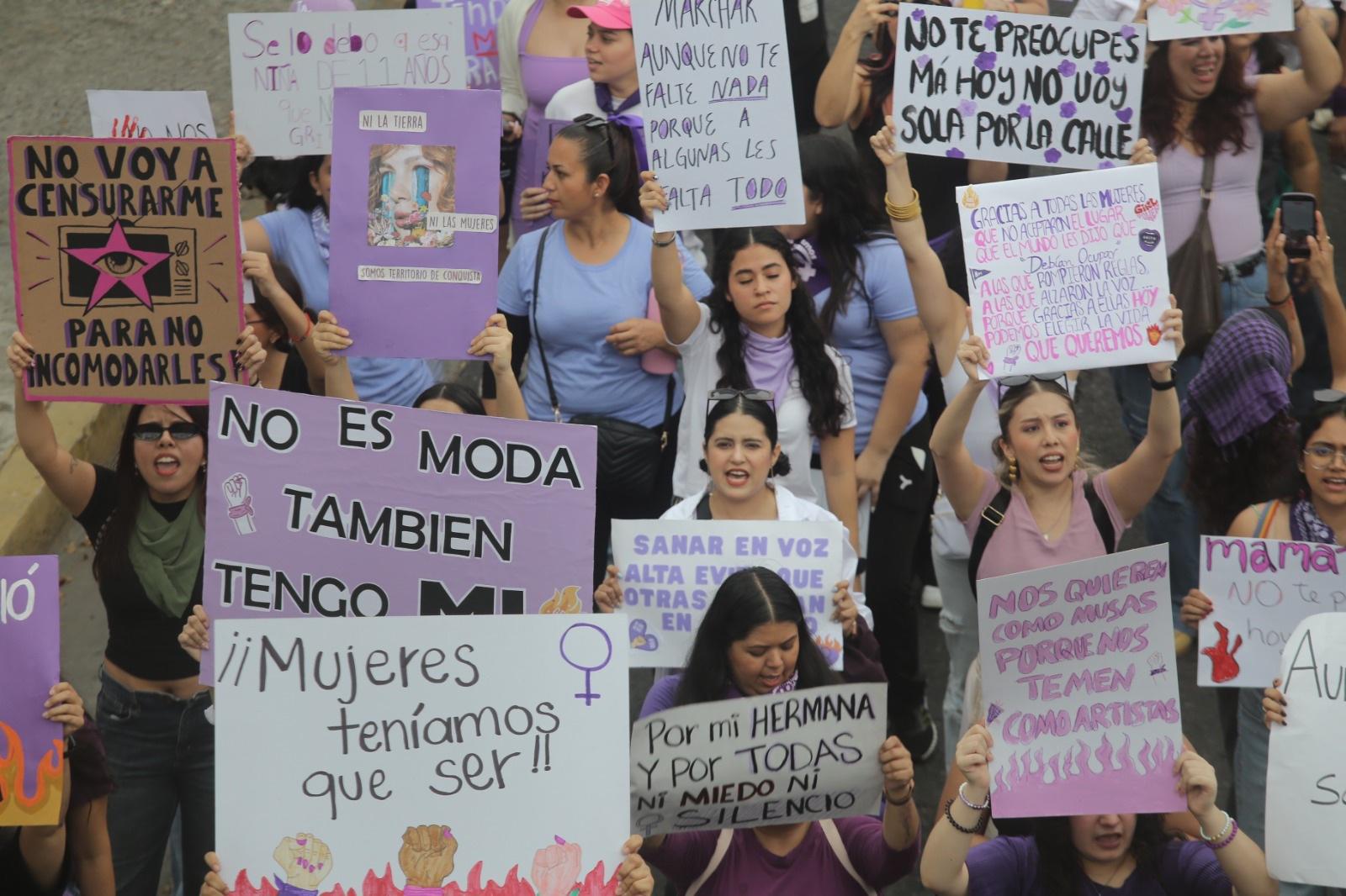$!Marchan en Mazatlán por el 8M y terminan pintando edificios