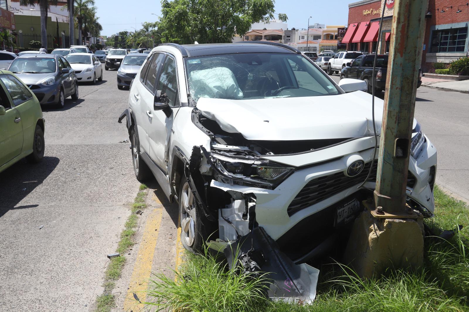 $!Camión de volteo arrolla dos vehículos en Mazatlán