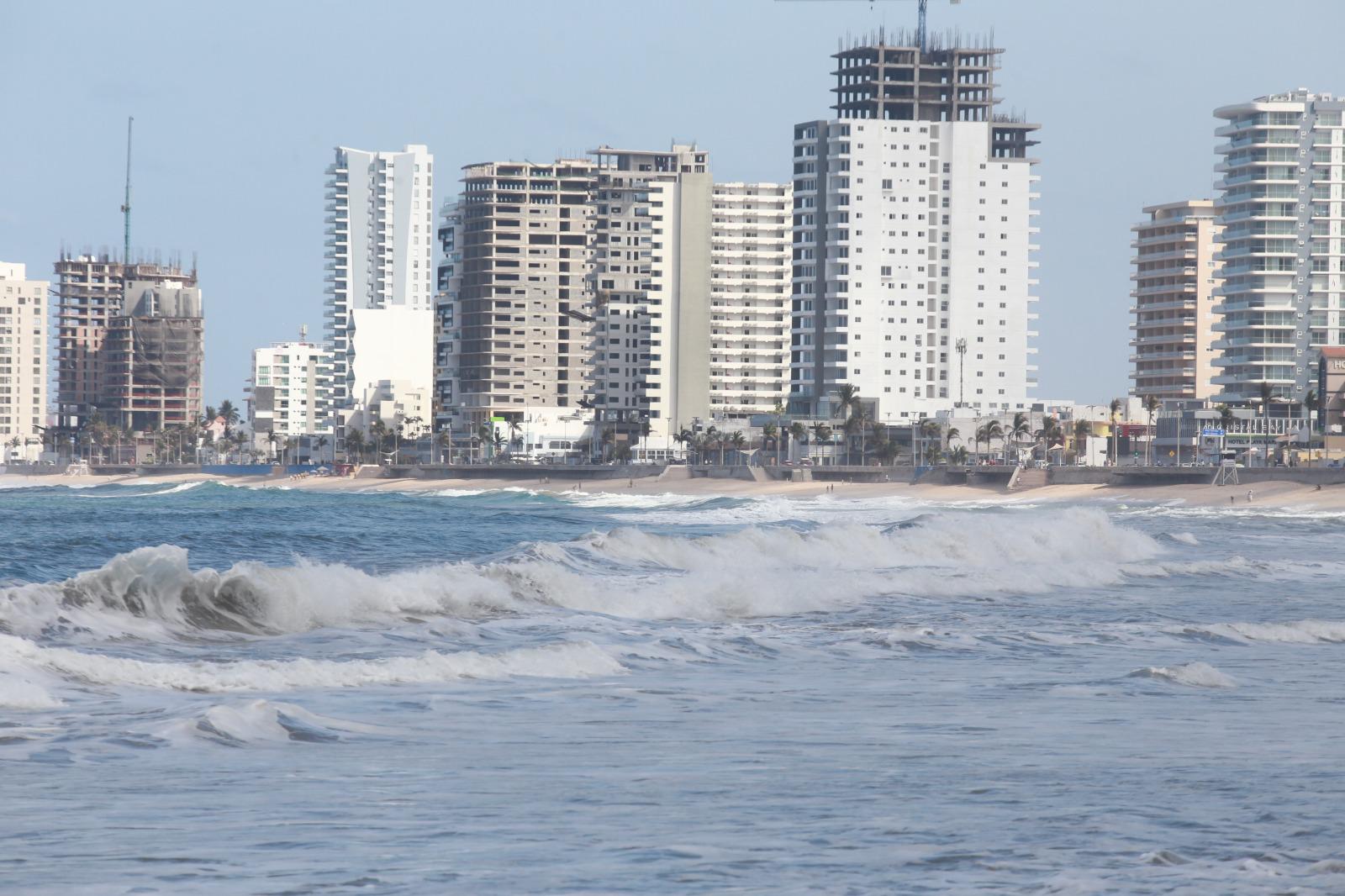 $!Mar de fondo persiste este domingo en Mazatlán; salvavidas extreman precauciones