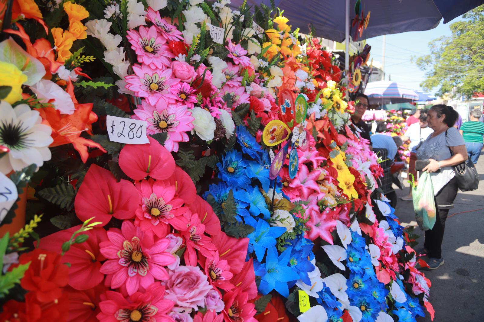 $!Se llena tianguis de la Juárez de máscaras por Halloween y flores por Día de Muertos