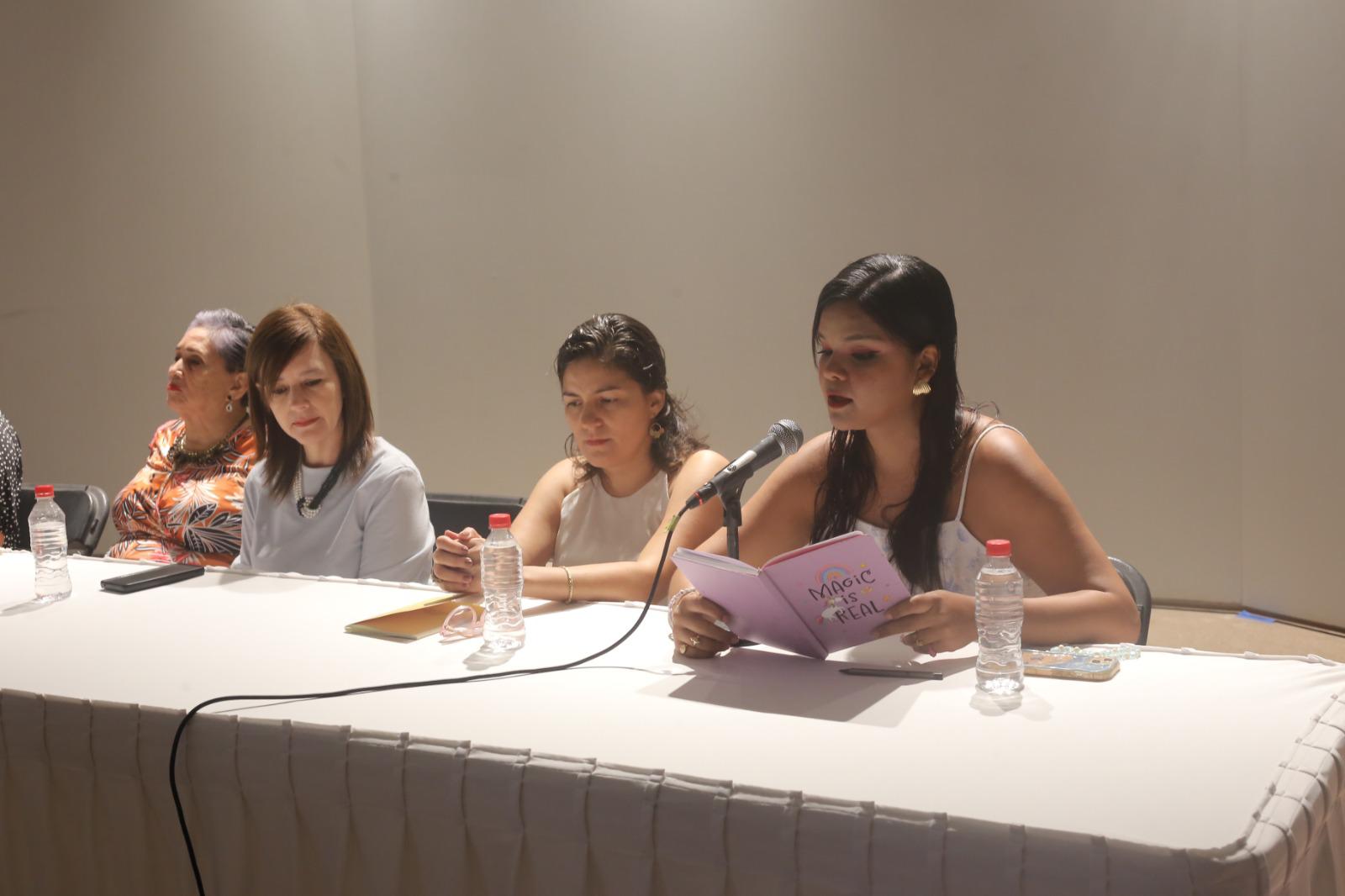 $!Fernanda Sarmiento al momento de leer uno de sus poemas.