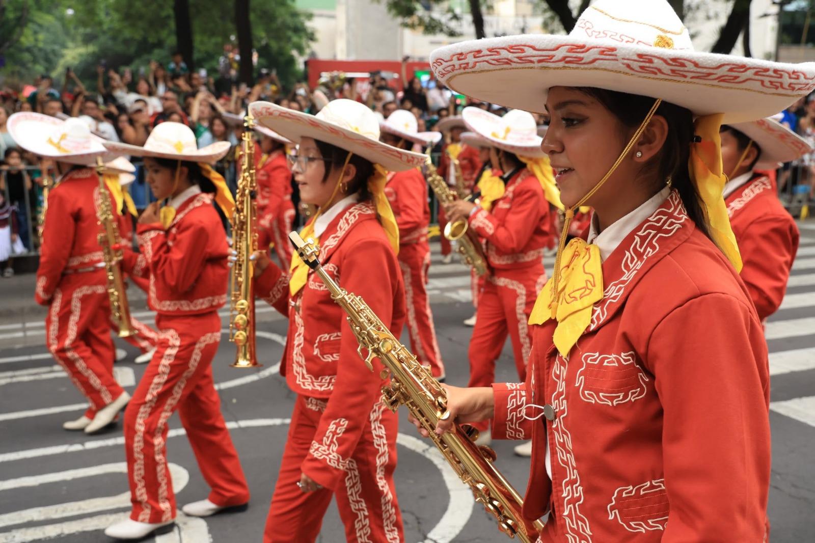 $!Entre danzas y carros alegóricos: turistas y aficionados ven el Desfile Mundialista sobre Paseo de la Reforma