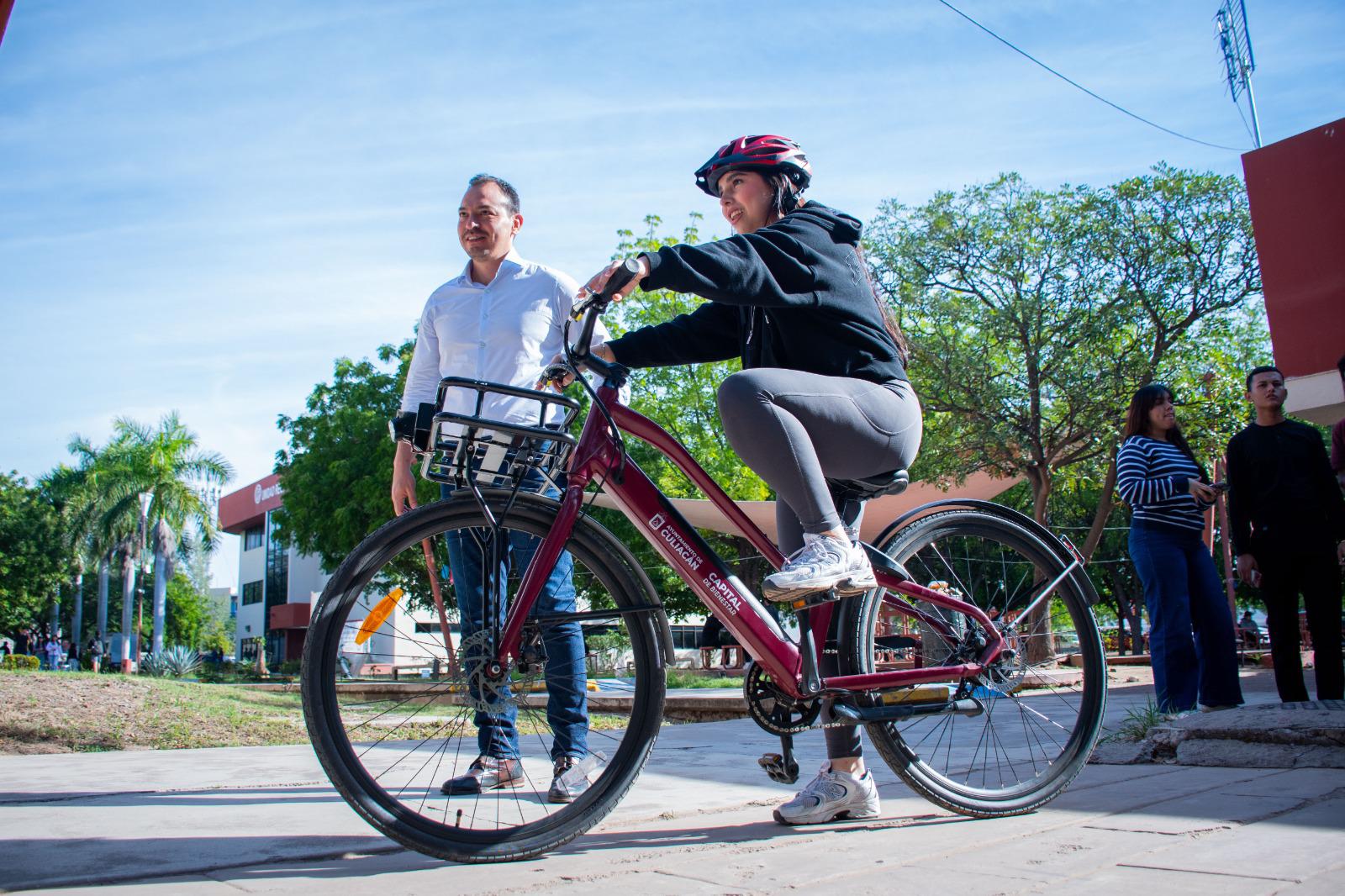 $!Proyecto Bixie llega a la UAdeO; alumnos prueban modelos durante demostración