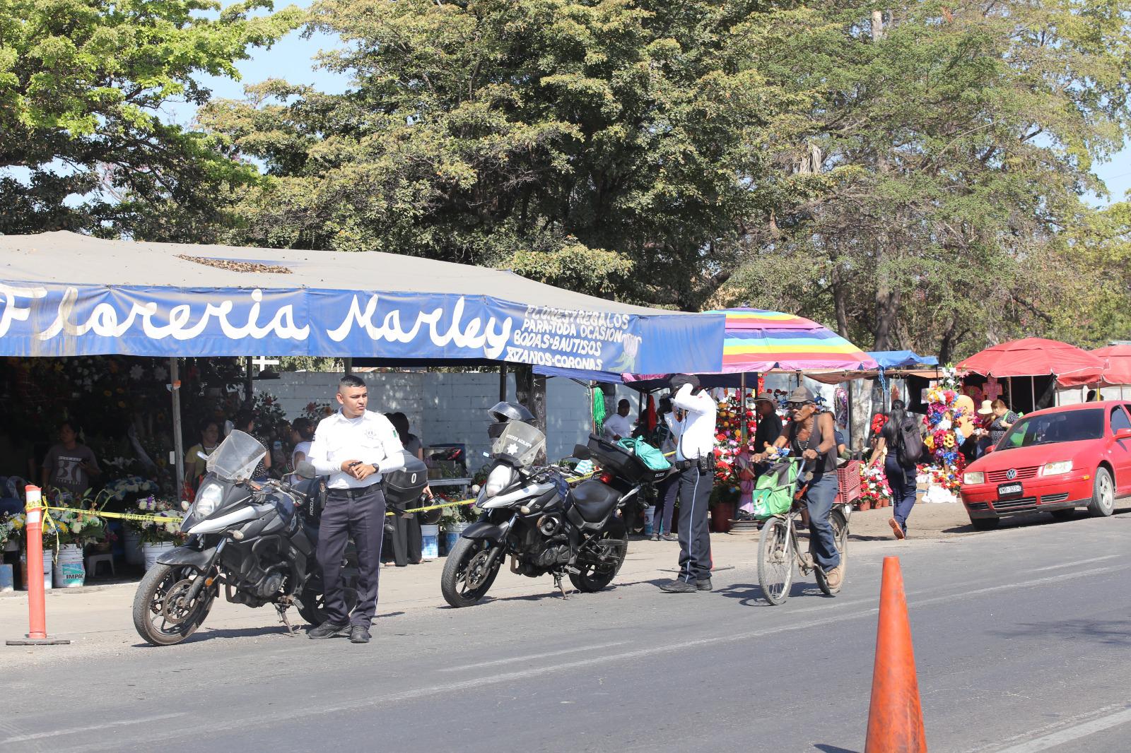 $!Acuden centenares de personas a dejar flores en panteones este Día de las Madres, en Mazatlán