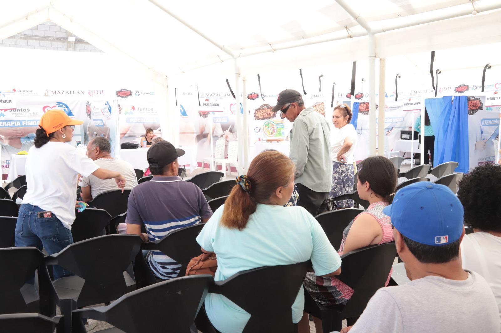 $!Atienden a decenas de familias en la Caravana de Salud y Nutrición en la colonia Benito Juárez