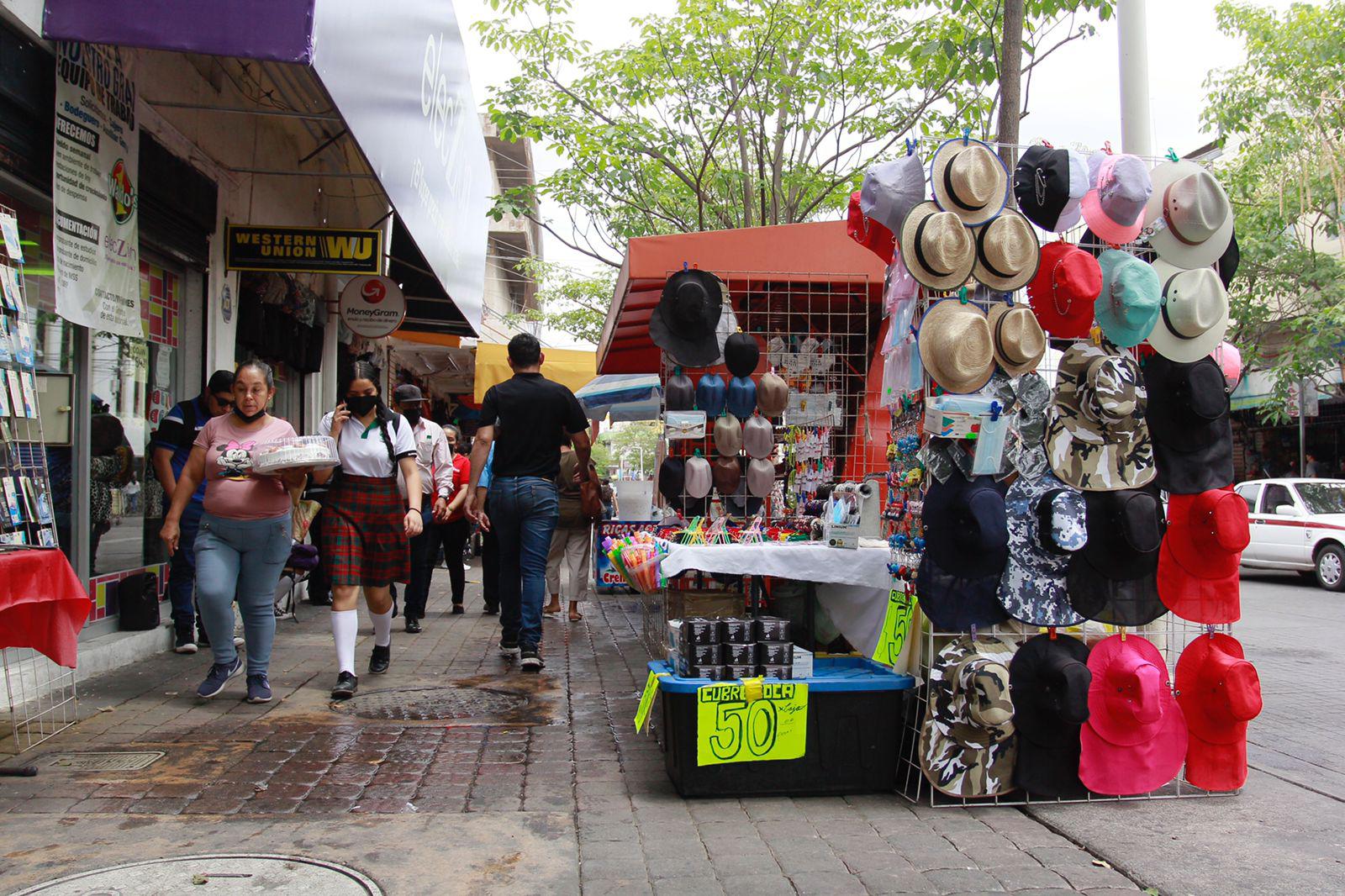 $!En Culiacán, cientos de comercios ambulantes y establecidos invaden las banquetas del Centro