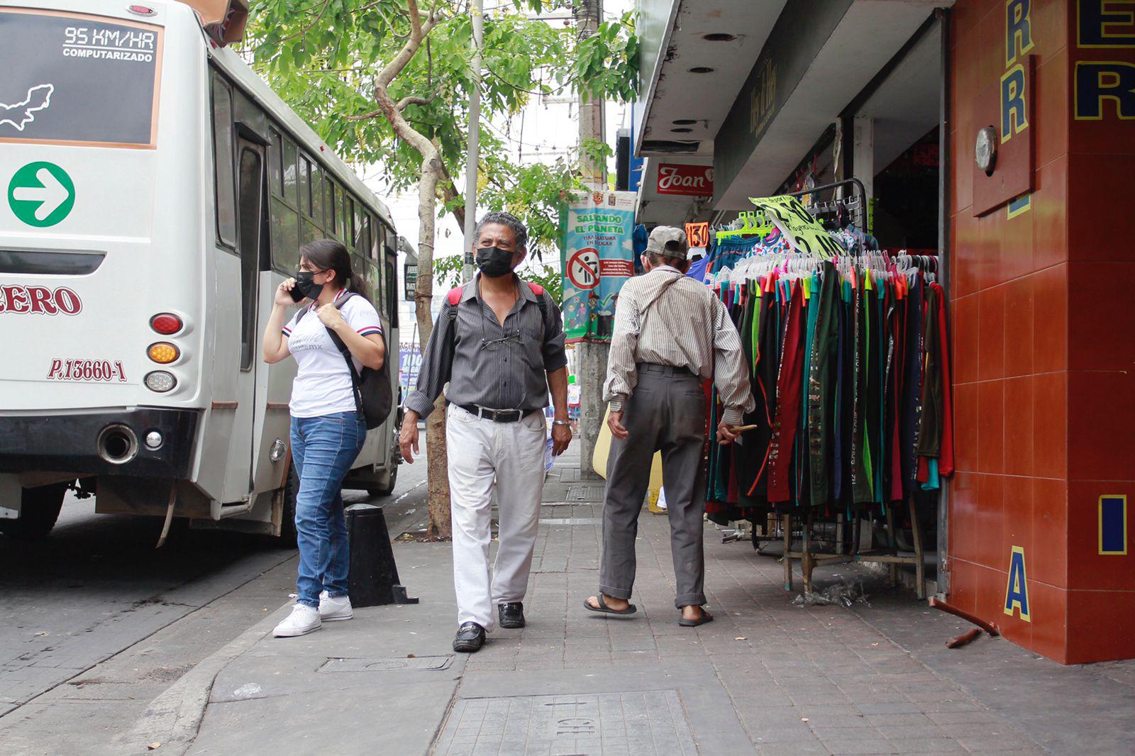 $!En Culiacán, cientos de comercios ambulantes y establecidos invaden las banquetas del Centro