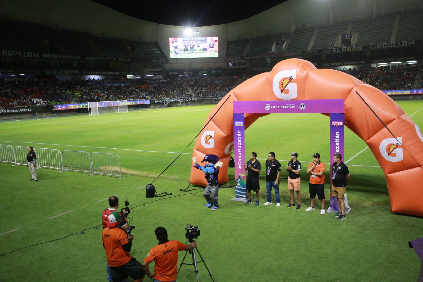 $!Dan banderazo de arranque de la Copa Mazatlán de Futbol 11 y 9