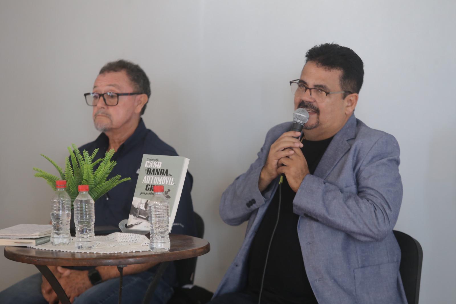 $!El autor agradeció la presencia de su familia y amigos al evento.