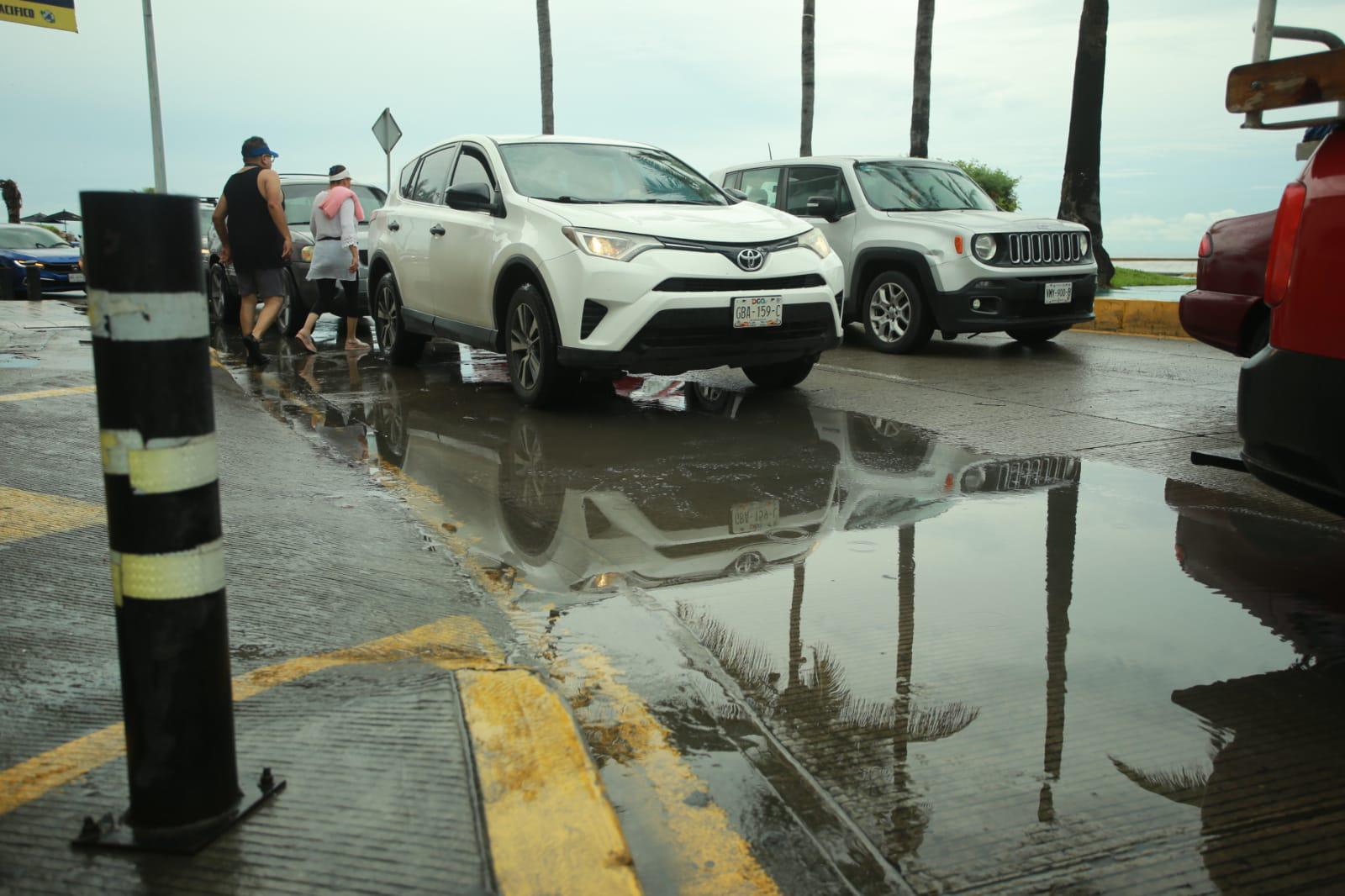 $!Registra Mazatlán una mañana lluviosa este martes