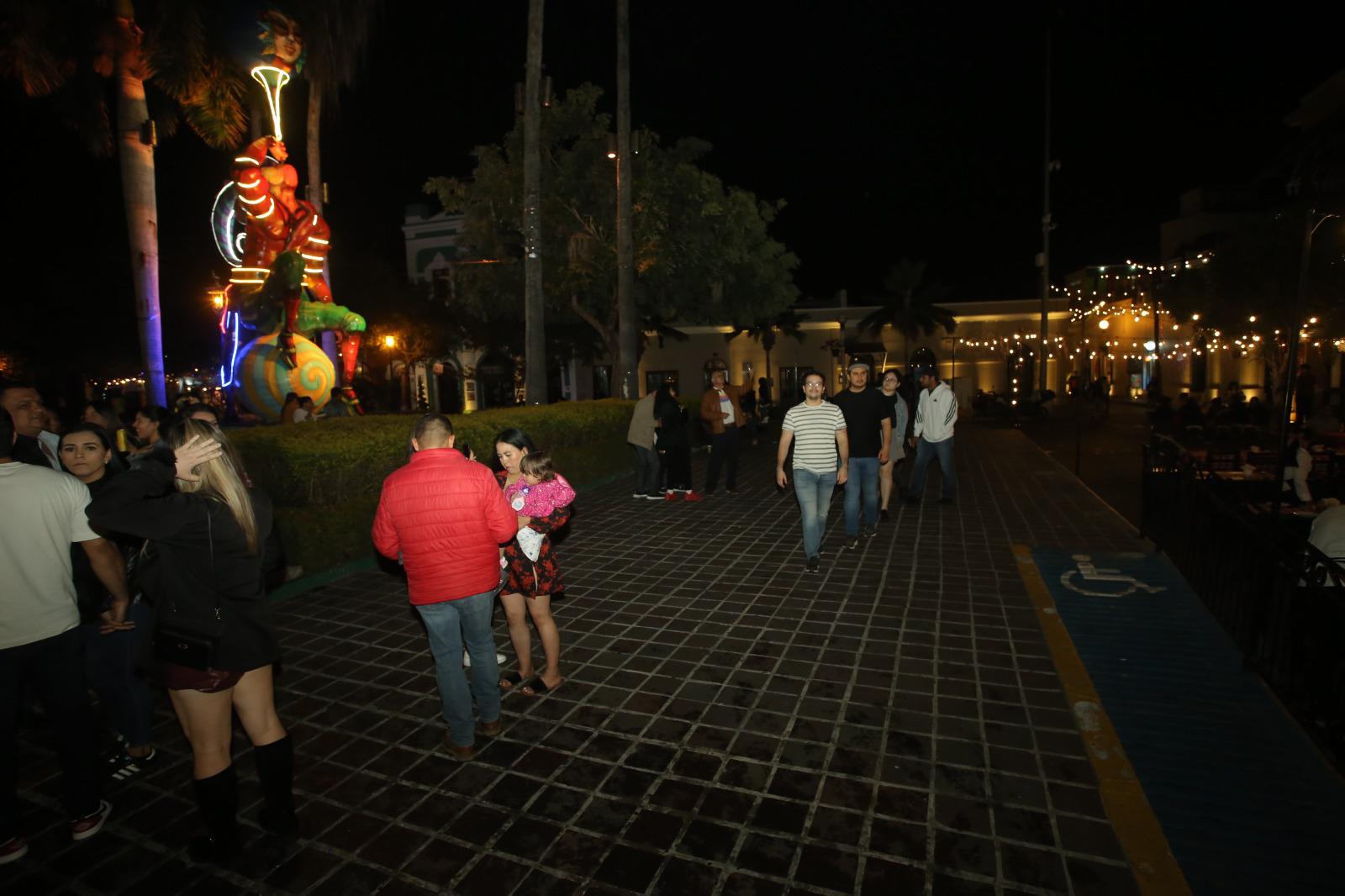 $!Combate Naval reunió cerca de 95 mil personas en Olas Altas en Mazatlán