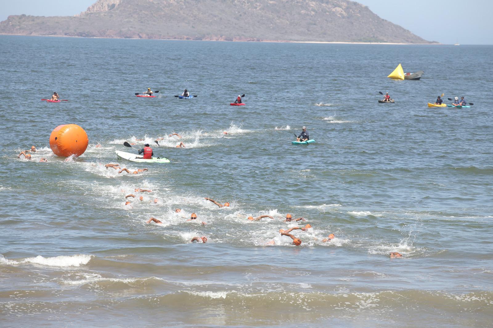 $!Confirma Aram Peñaflor su categoría en el puerto del Triatlón Internacional Astri-Redpetroil Mazatlán 2024