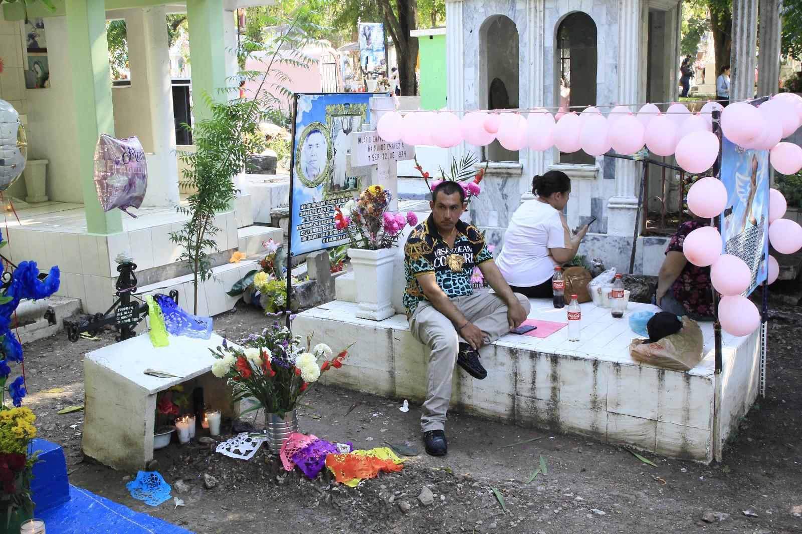$!Panteones de Culiacán albergan reencuentros familiares en el Día de Muertos
