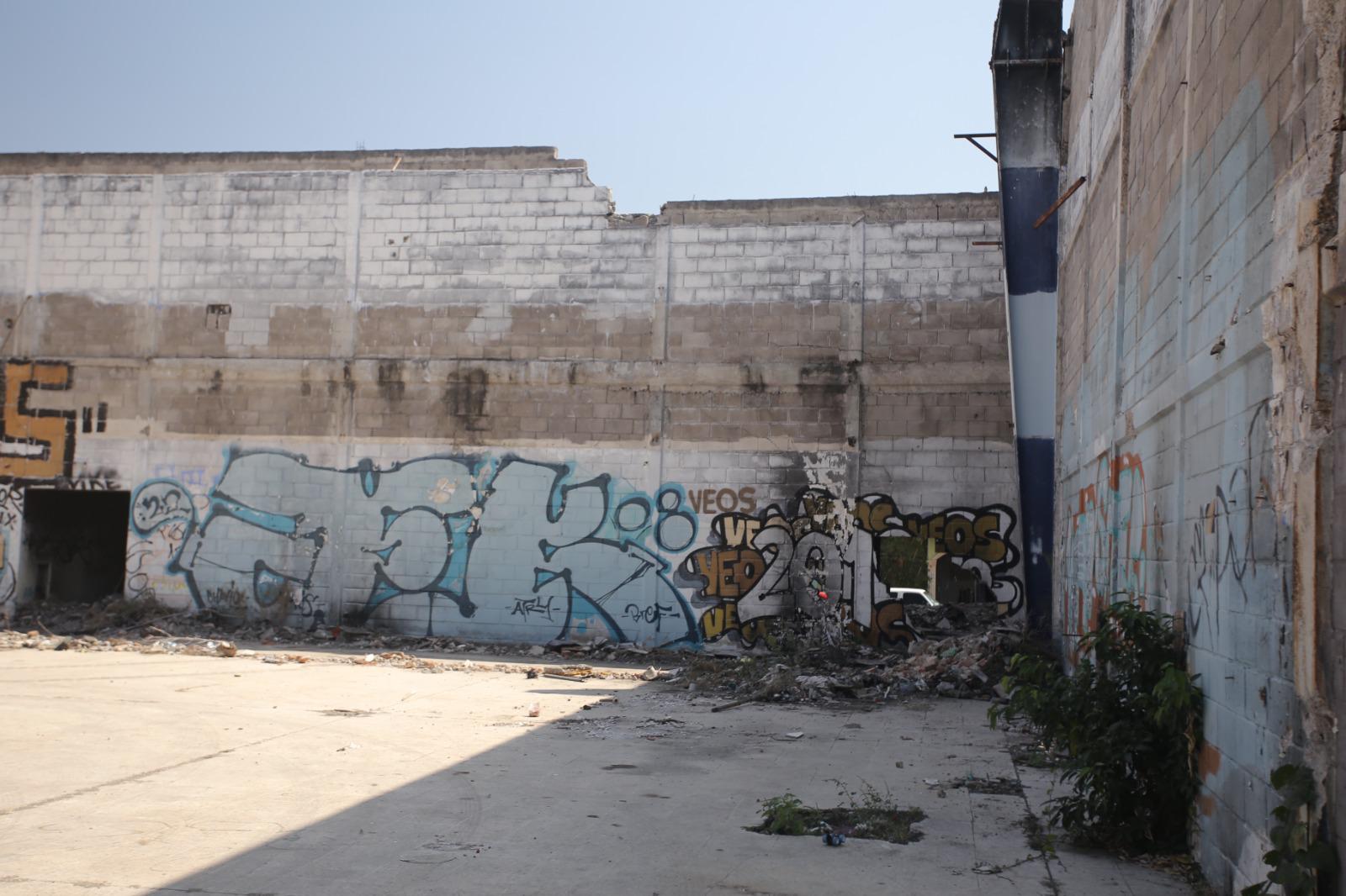 $!Abandono, basura y malos olores se apoderan de las viejas instalaciones de la tienda del ISSSTE