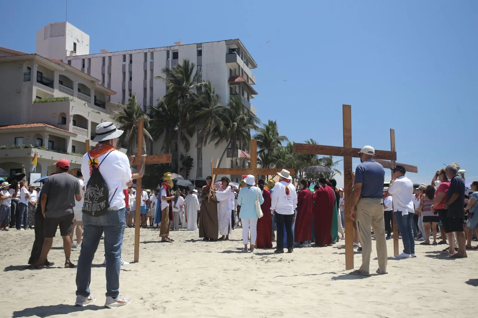$!Viven con pasión fieles de San Judas el tradicional Viacrucis por la playa