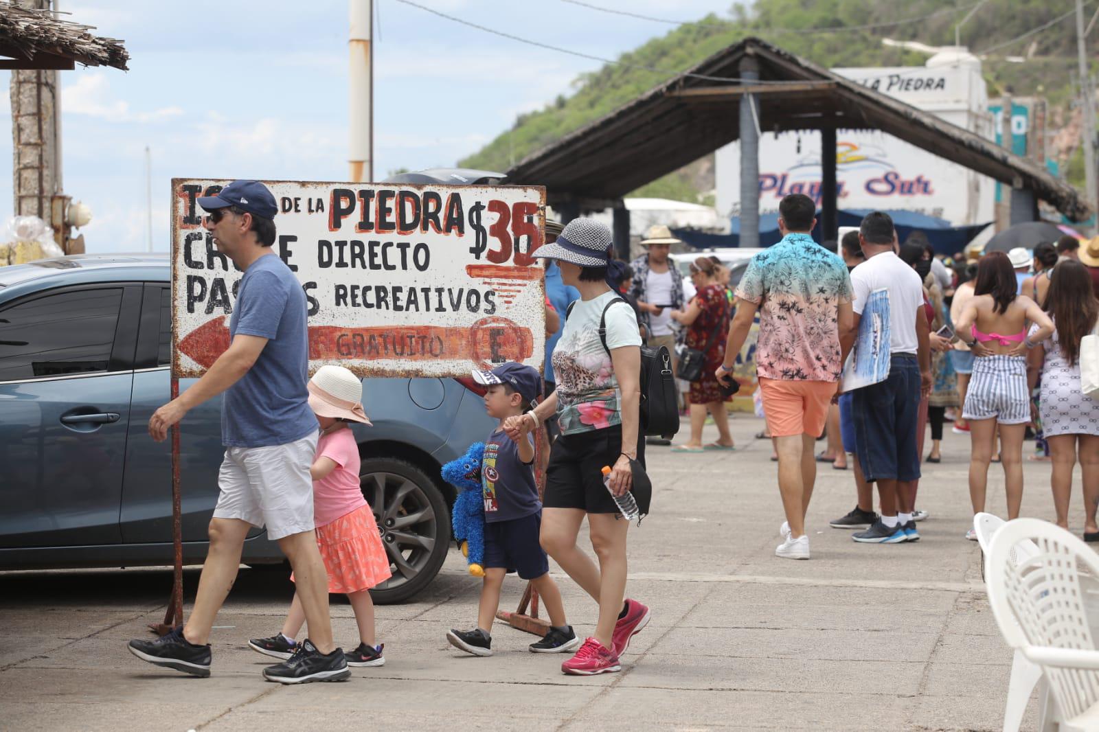 $!En Mazatlán, aprovechan la alberca de la Carpa Olivera para refrescarse