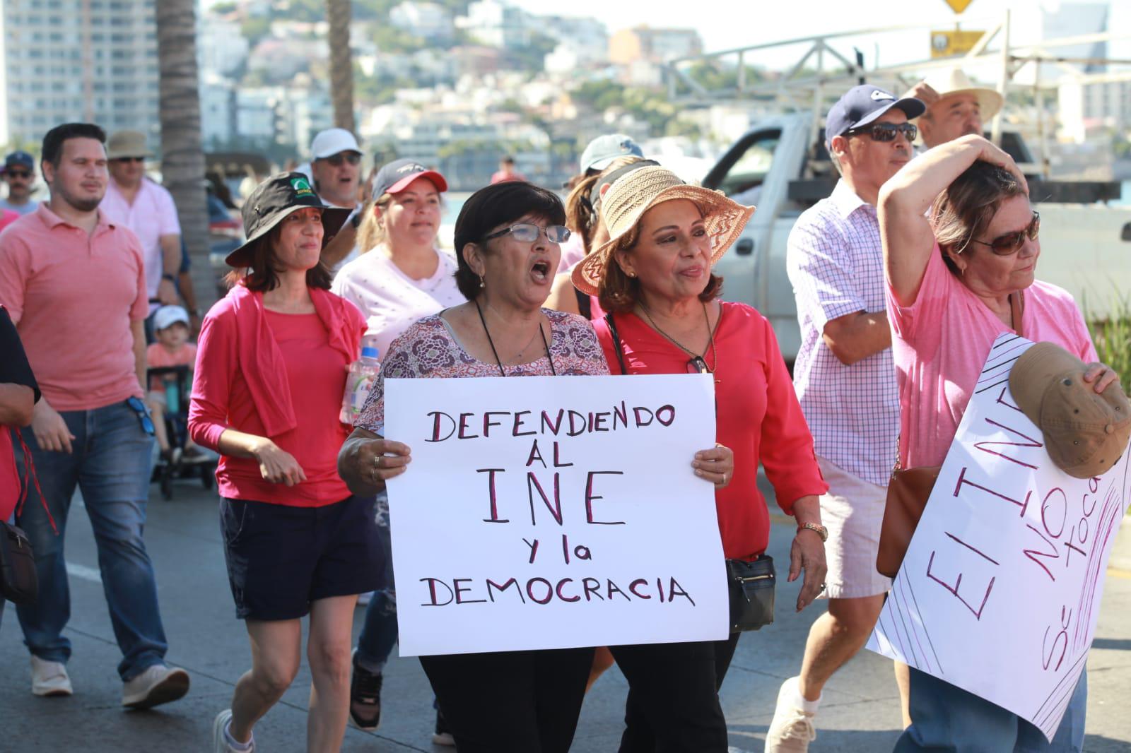 $!Salen cientos de ciudadanos en Mazatlán a defender al INE
