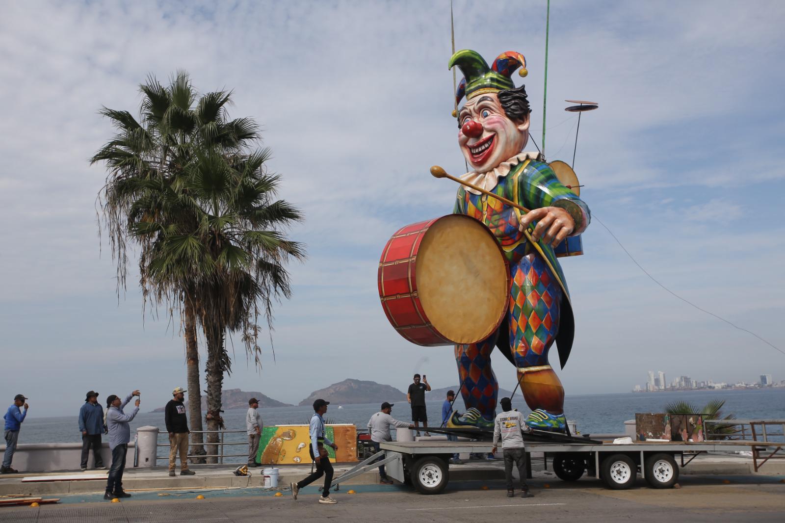 $!Inicia instalación de primeros monigotes del Carnaval de Mazatlán 2026