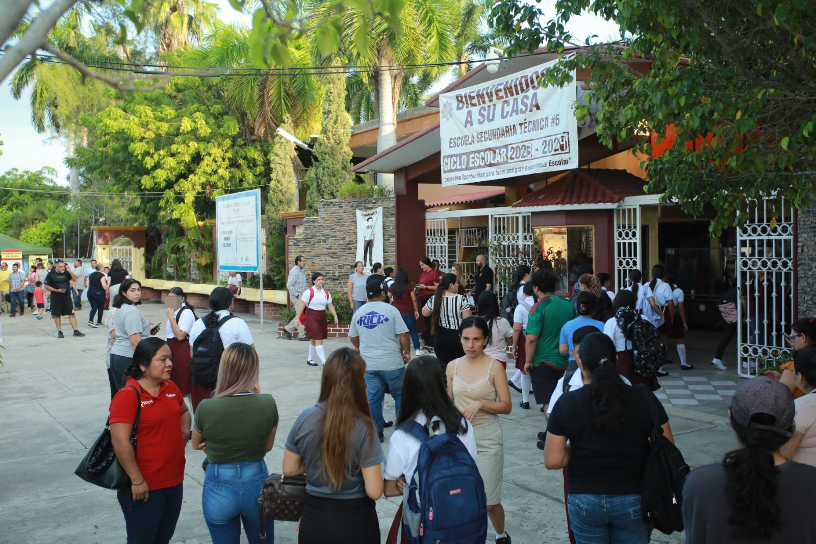 $!Inicia el ciclo escolar 2023-2024 y se agudiza el tráfico en Mazatlán