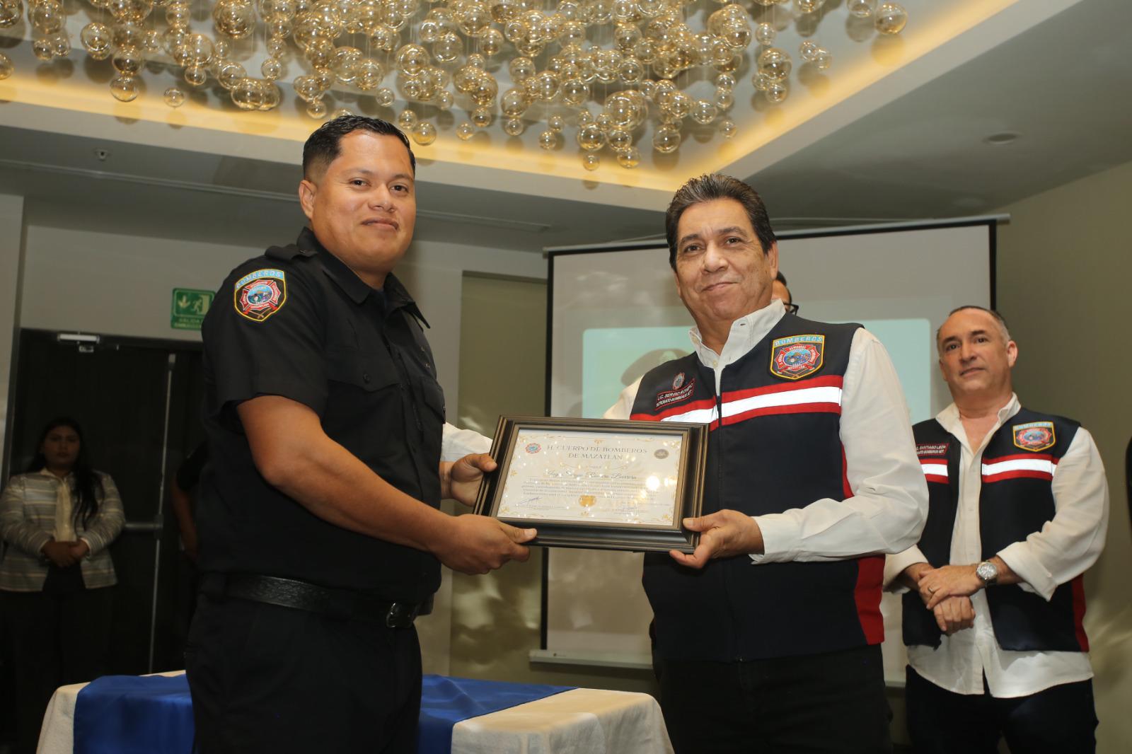 $!‘Por el honor, el deber y el servicio a la comunidad’, conmemora Bomberos de Mazatlán su 84 aniversario