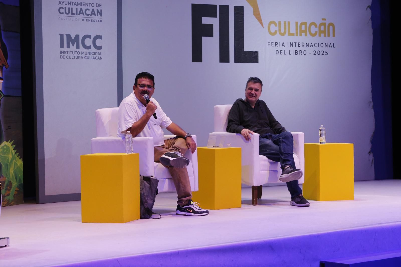 $!El autor mazatleco estuvo acompañado por el narrador y crítico César Gándara.