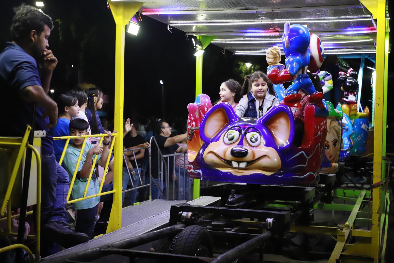 $!Entre verbena y show musical, Rocha enciende el árbol navideño del Palacio de Gobierno