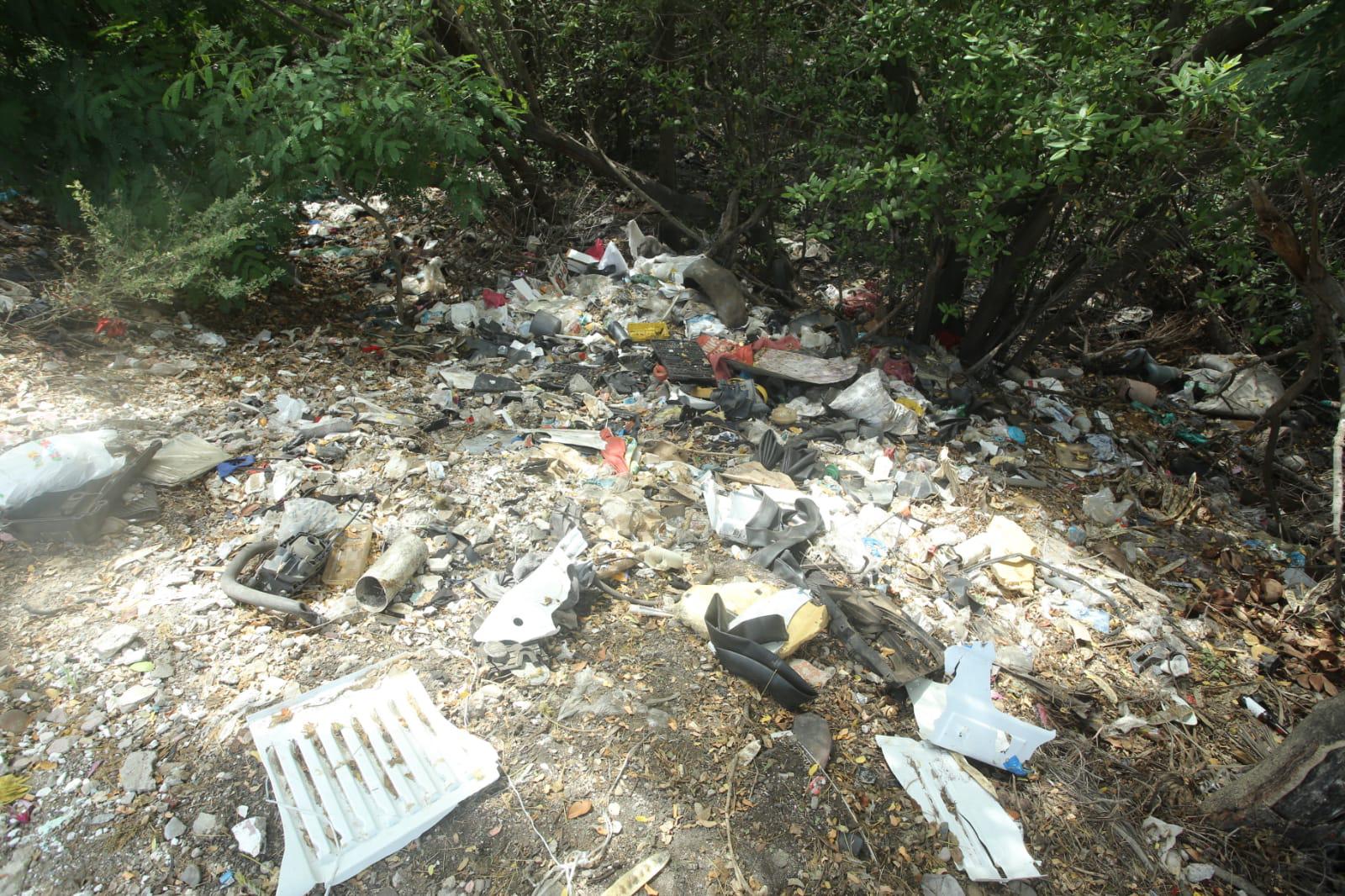$!Acaban de limpiar y... ¡otra vez! están llenos de basura los márgenes del Estero del Infiernillo