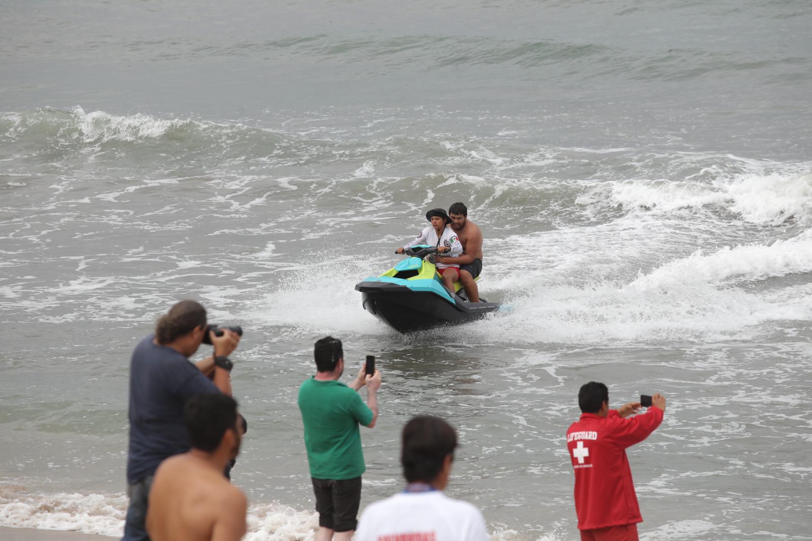 $!Con simulacro de colisión de dos embarcaciones y rescate se declaran listos salvavidas de Mazatlán