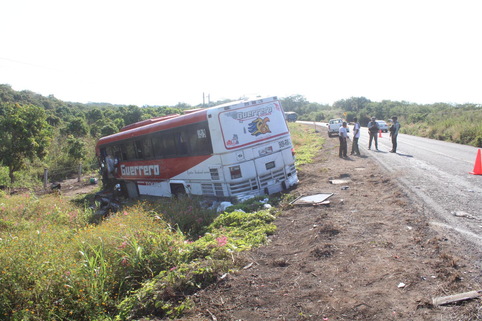 $!Se registra aparatoso choque entre camión de jornaleros y torton en Rosario