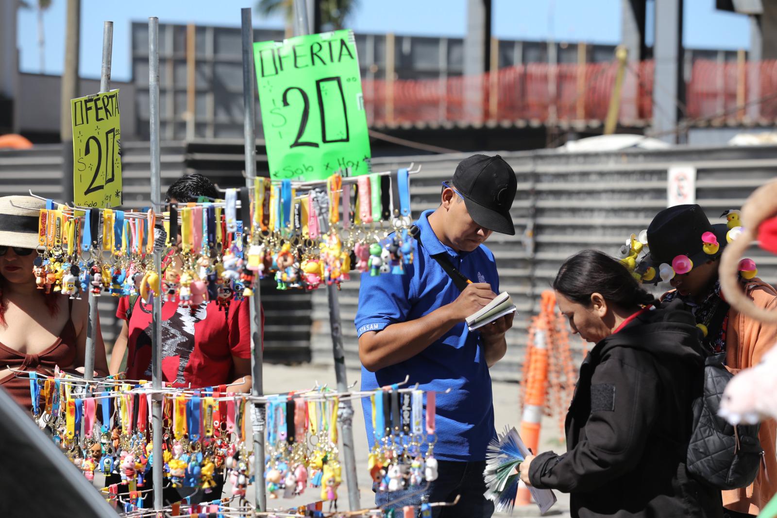 $!Los patitos amarillos cautivan a mazatlecos y turistas en el Carnaval de Mazatlán