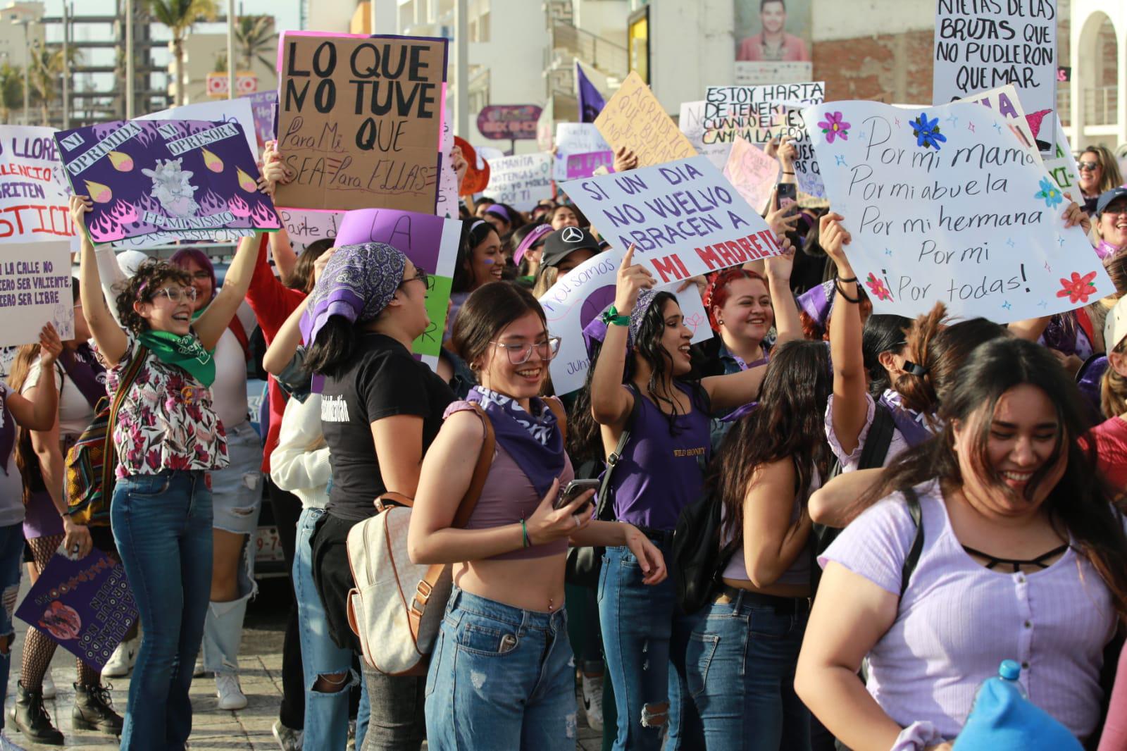 $!Mujeres toman el paseo costero de Mazatlán para exigir alto a la violencia