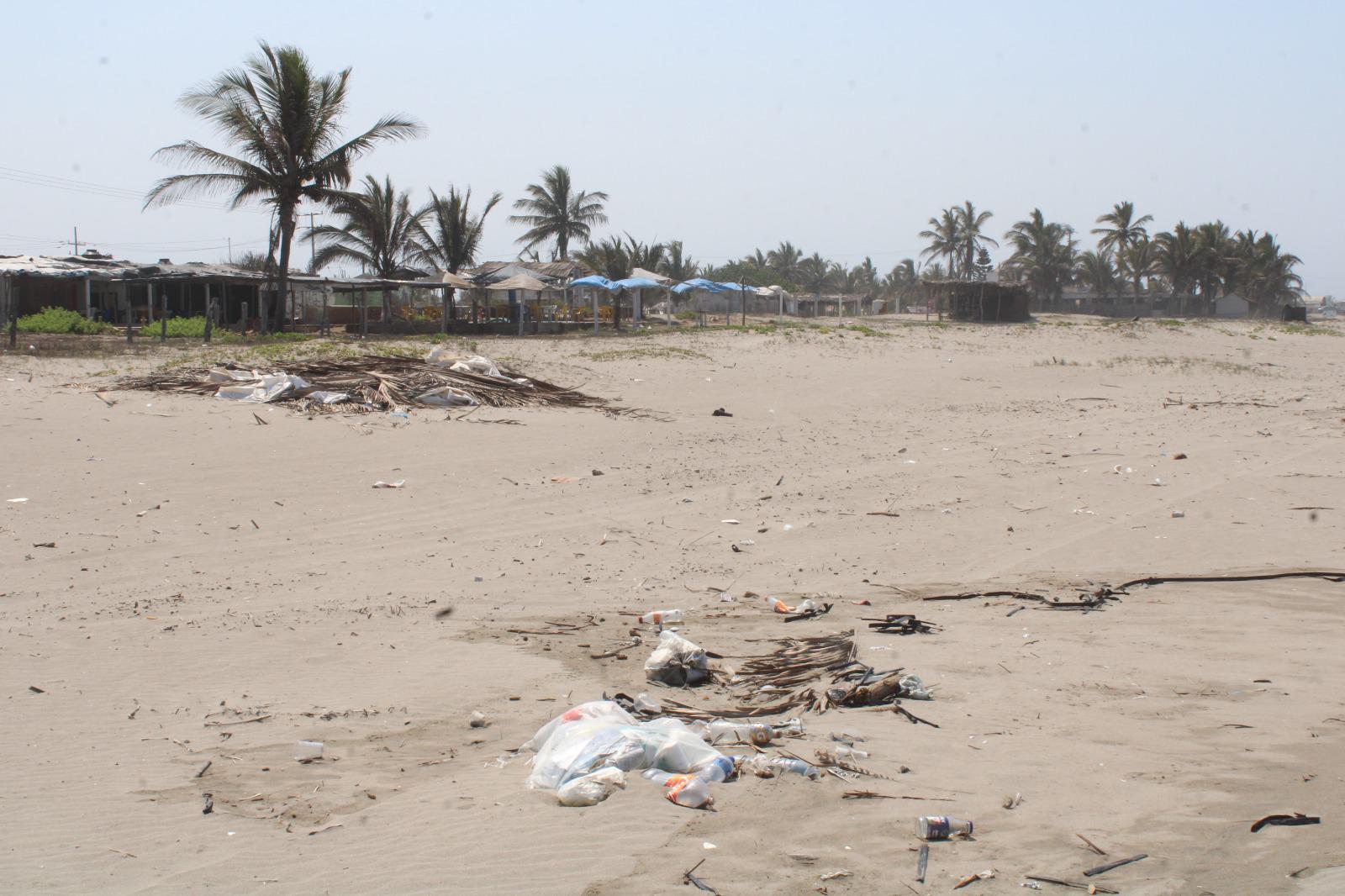 $!Playas de Rosario se quedan con basura y desechos tras la Semana Santa