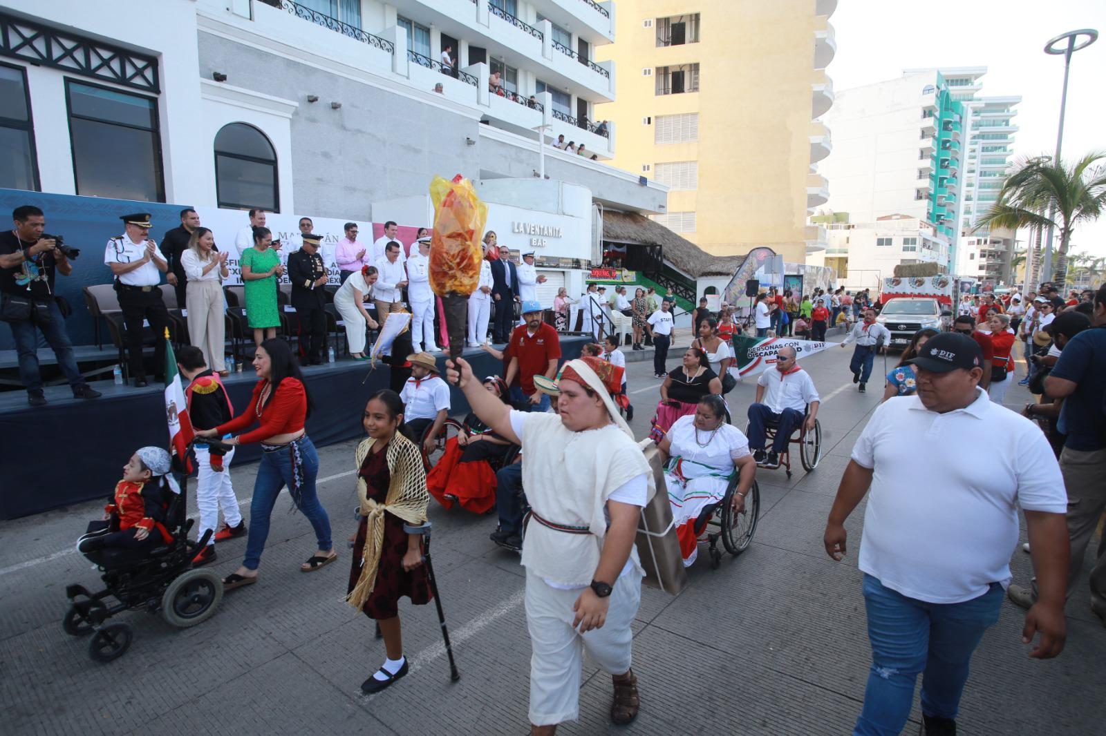 $!Desfilan en Mazatlán por el 213 aniversario de la Independencia de México