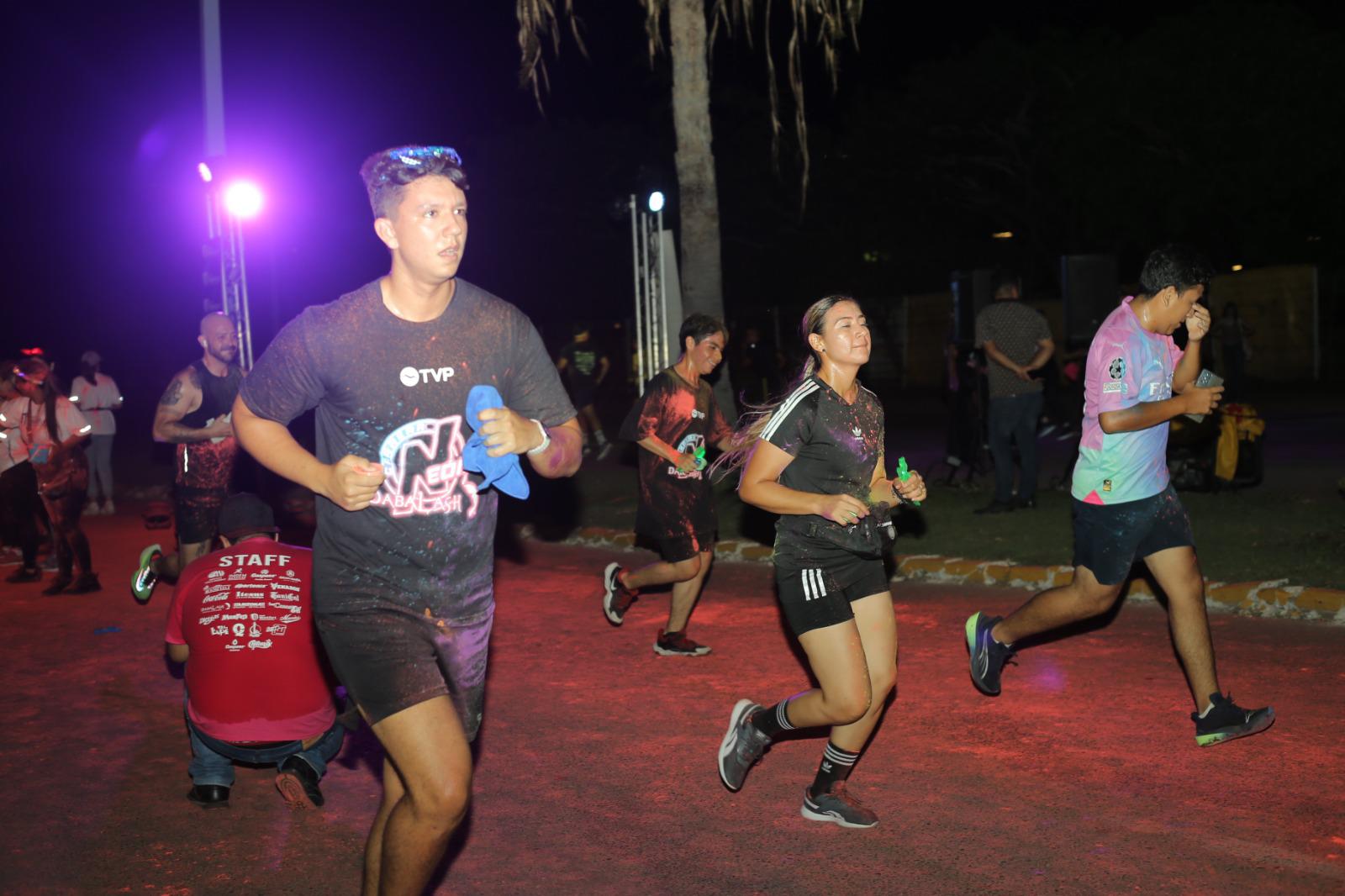 $!Mazatlecos y turistas disfrutan de fiesta de color en Carrera Neón TVP
